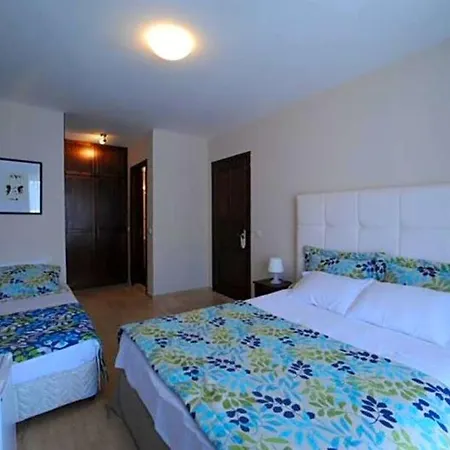 Vila Sleeps 12 Pool Air Con